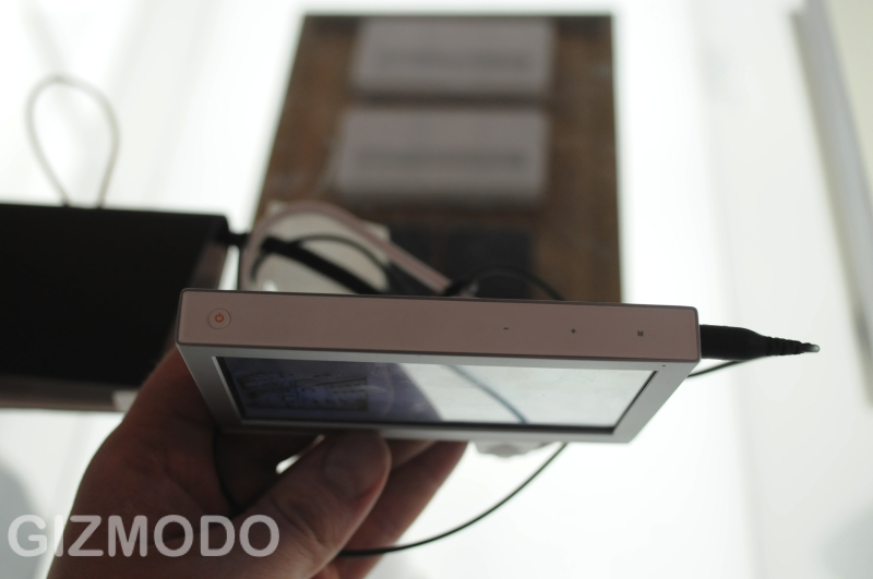 Illustration for article titled Iriver P7 Gets Official, Packs Innovative... Packaging